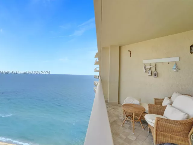 2-bedroom condo for rent in Sunny Isles Beach - 16699 Collins Ave 4106 - MondialRealty