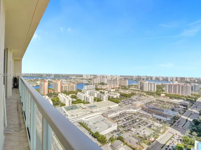 2-bedroom condo for rent in Sunny Isles Beach - 16699 Collins Ave 4106 - MondialRealty
