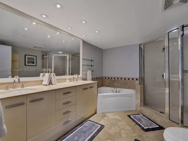 2-bedroom condo for rent in Sunny Isles Beach - 16699 Collins Ave 4106 - MondialRealty