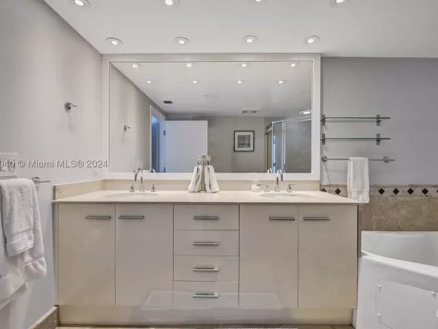 2-bedroom condo for rent in Sunny Isles Beach - 16699 Collins Ave 4106 - MondialRealty