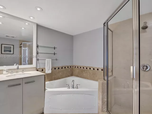 2-bedroom condo for rent in Sunny Isles Beach - 16699 Collins Ave 4106 - MondialRealty