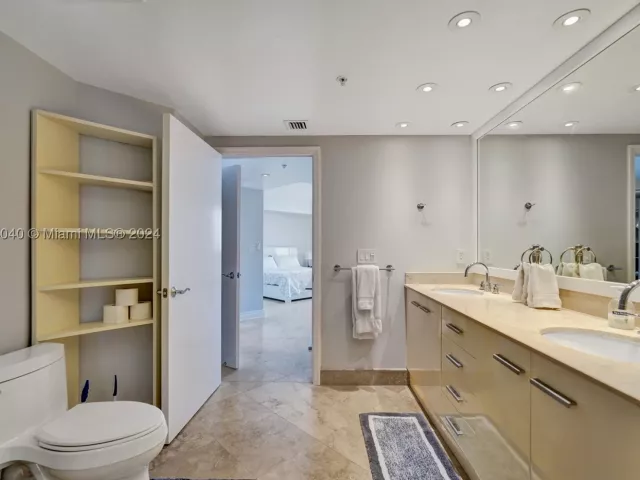 2-bedroom condo for rent in Sunny Isles Beach - 16699 Collins Ave 4106 - MondialRealty