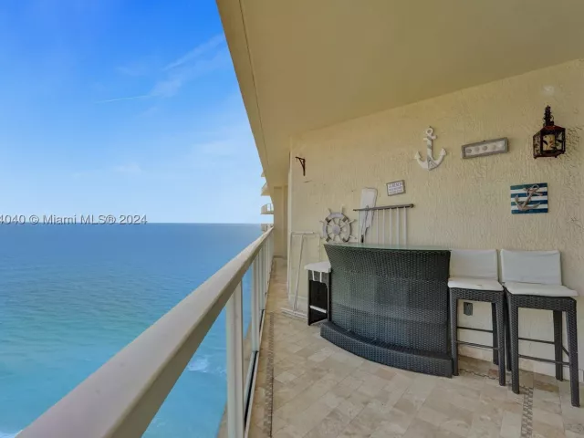 2-bedroom condo for rent in Sunny Isles Beach - 16699 Collins Ave 4106 - MondialRealty
