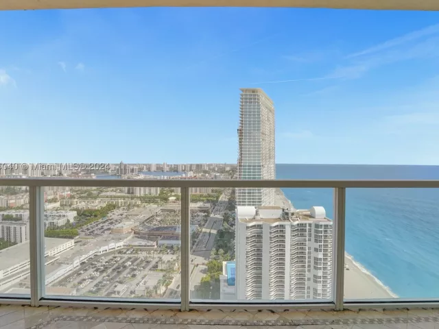 2-bedroom condo for rent in Sunny Isles Beach - 16699 Collins Ave 4106 - MondialRealty