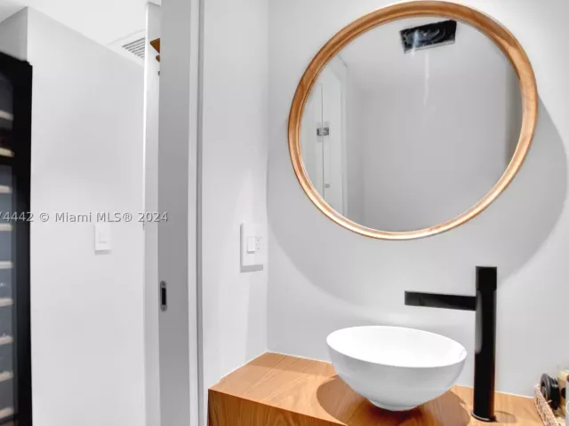 2-bedroom condo for sale in Surfside - 9195 Collins Ave 903 - MondialRealty