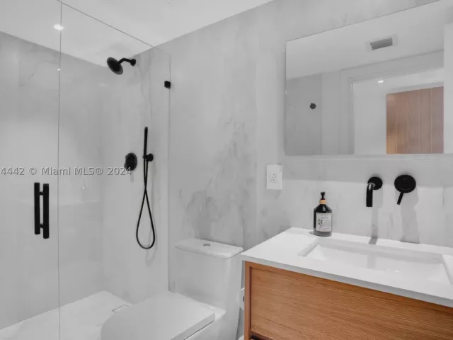 2-bedroom condo for sale in Surfside - 9195 Collins Ave 903 - MondialRealty