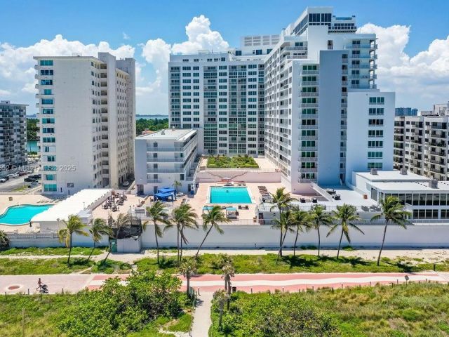 condo for sale in Miami Beach - 5401 Collins Ave 209 - MondialRealty