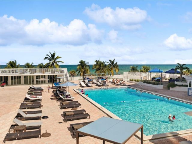condo for sale in Miami Beach - 5401 Collins Ave 209 - MondialRealty