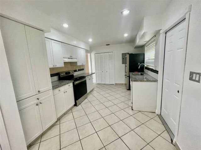 Home for rent at 1214 NW 4th St - photo 5494970