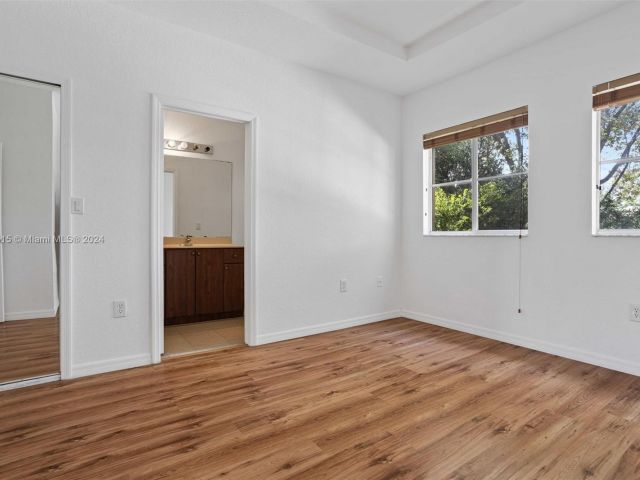 Home for rent at 10850 NW 82nd Ter 1-5 - photo 5339802