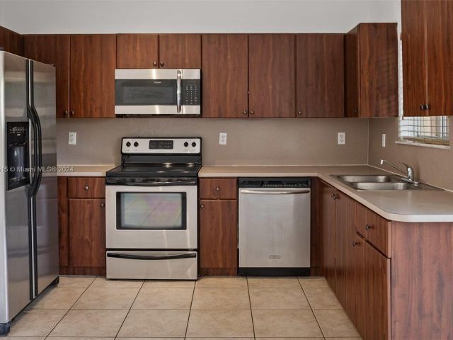 Home for rent at 10850 NW 82nd Ter 1-5 - photo 5339809