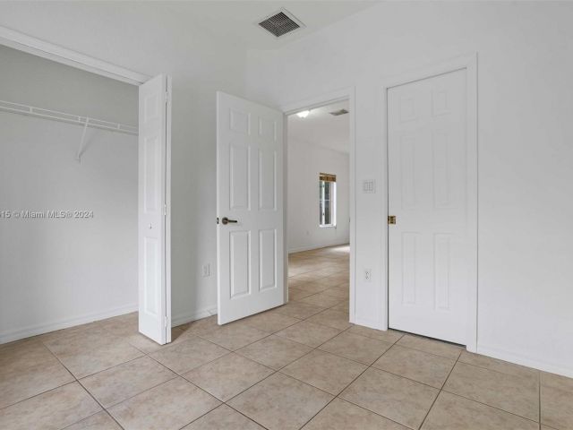 Home for rent at 10850 NW 82nd Ter 1-5 - photo 5339813