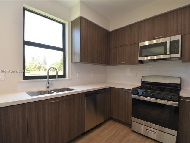 Home for rent at 211 SE 4th St 3 - photo 5344103