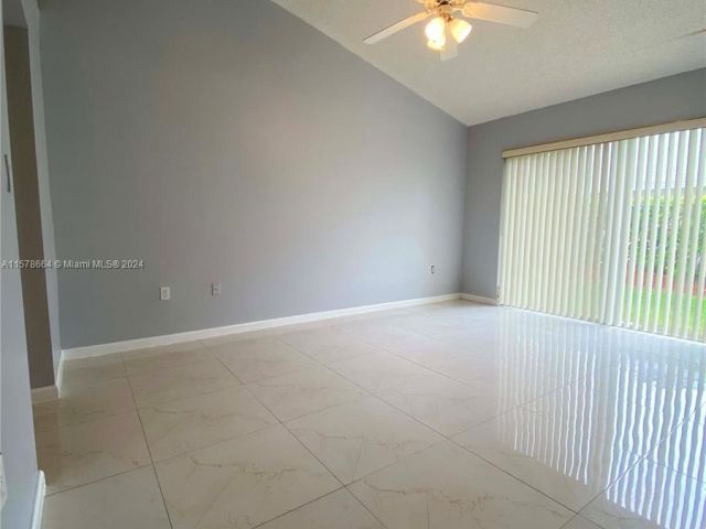 Home for rent at 487 SE 20th Dr 0 - photo 5346564