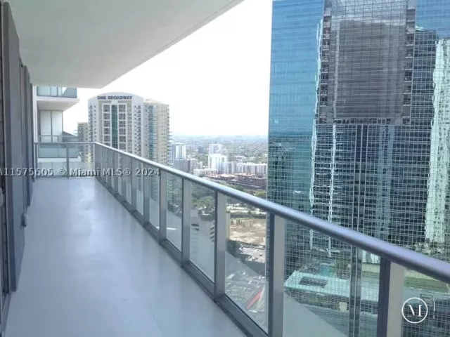 1-bedroom condo for sale in Miami - 1300 BRICKELL BAY DR 3400 - MondialRealty