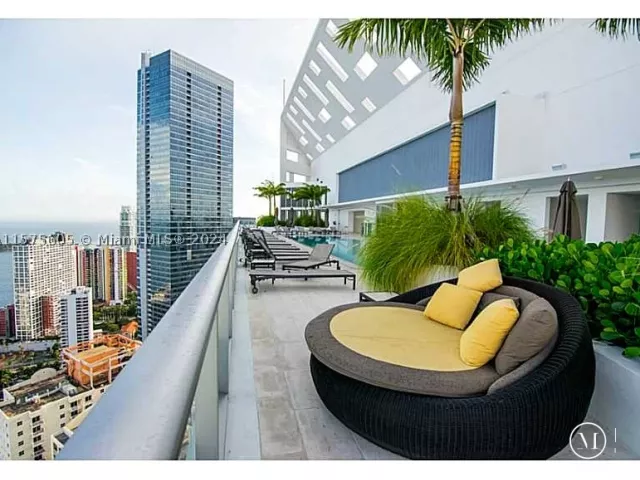1-bedroom condo for sale in Miami - 1300 BRICKELL BAY DR 3400 - MondialRealty