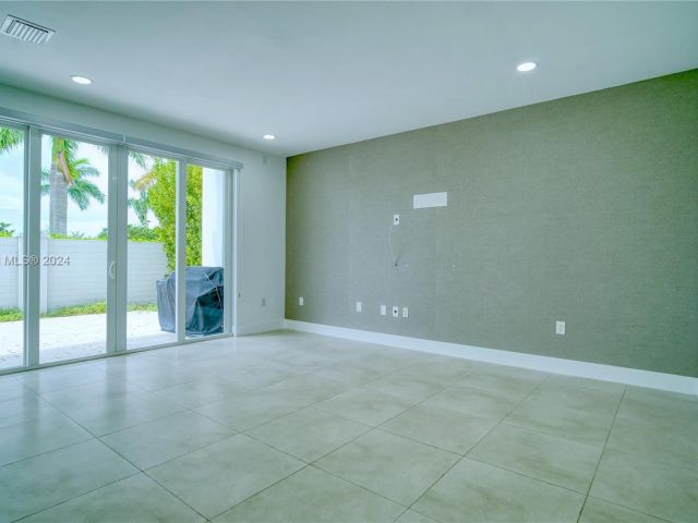 Home for sale at 10380 NW 68th Ter - photo 5368792