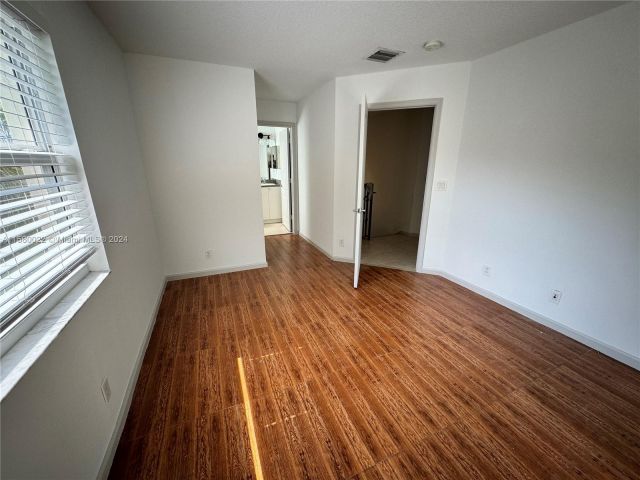 Home for rent at 712 NE 4th Ct 712 - photo 5410492