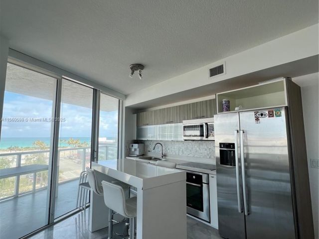 1-bedroom condo for sale in Miami Beach - 6700 Indian Creek Dr 701 - MondialRealty