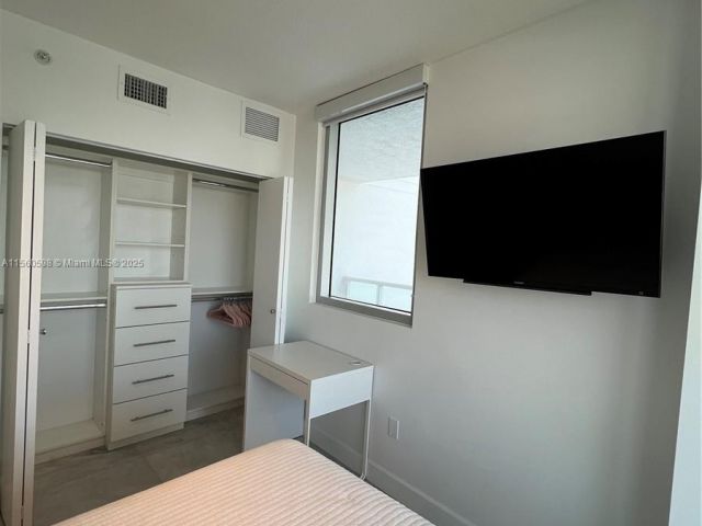 1-bedroom condo for sale in Miami Beach - 6700 Indian Creek Dr 701 - MondialRealty