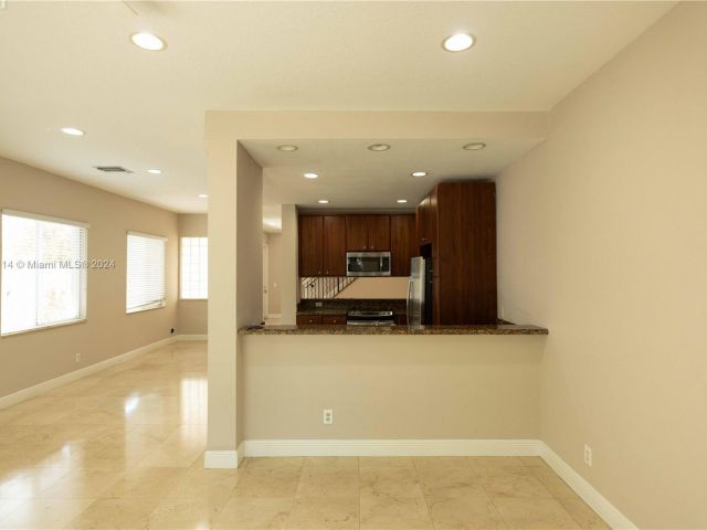 Home for rent at 506 SW 4th Ave 506 - photo 5489123