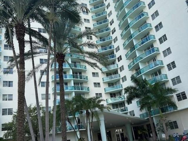 1-bedroom condo for sale in Hollywood - 3801 S Ocean Dr 2D - MondialRealty