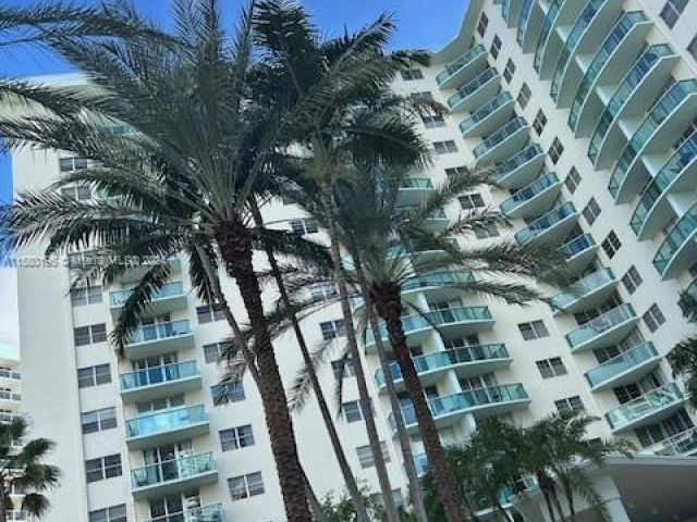 1-bedroom condo for sale in Hollywood - 3801 S Ocean Dr 2D - MondialRealty