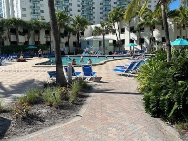 1-bedroom condo for sale in Hollywood - 3801 S Ocean Dr 2D - MondialRealty