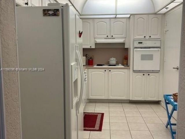 1-bedroom condo for sale in Hollywood - 3801 S Ocean Dr 2D - MondialRealty