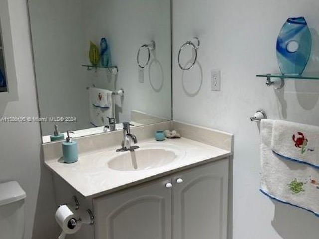 1-bedroom condo for sale in Hollywood - 3801 S Ocean Dr 2D - MondialRealty