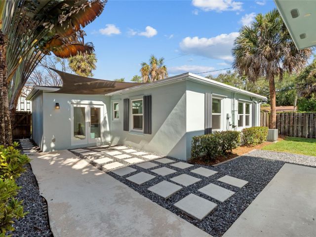 Home for sale at 940 SW 8th St - photo 5403378