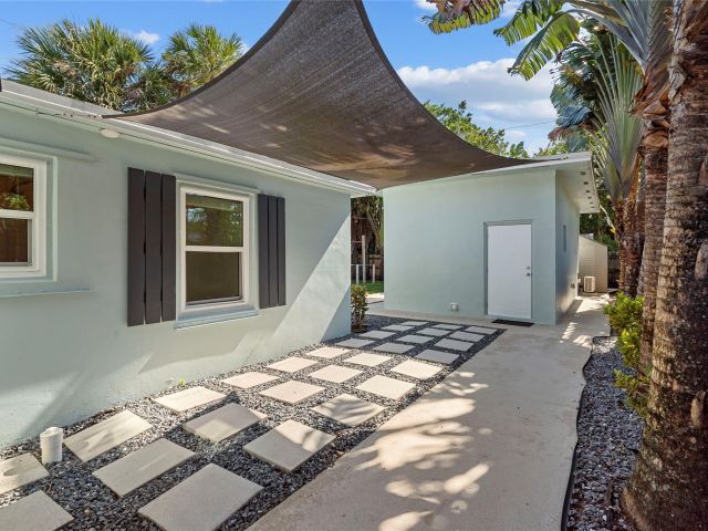 Home for sale at 940 SW 8th St - photo 5403379