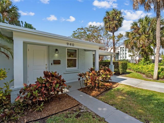 Home for sale at 940 SW 8th St - photo 5403393