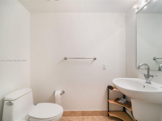 1-bedroom condo for sale in Miami - 41 SE 5th St 304 - MondialRealty