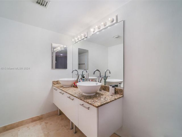 1-bedroom condo for sale in Miami - 41 SE 5th St 304 - MondialRealty