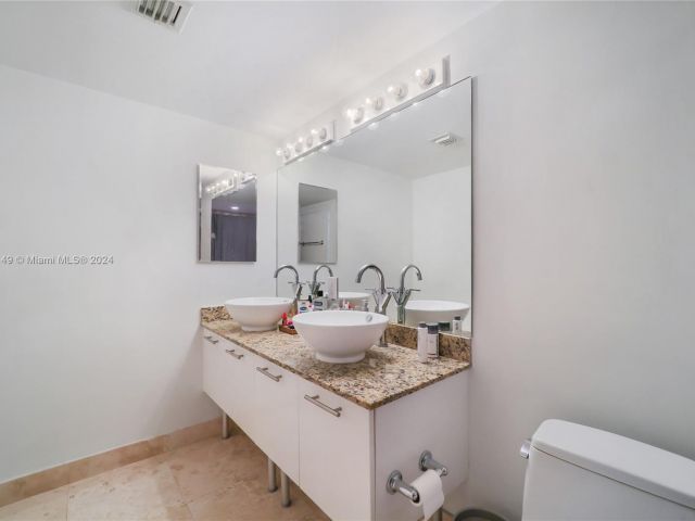 1-bedroom condo for sale in Miami - 41 SE 5th St 304 - MondialRealty