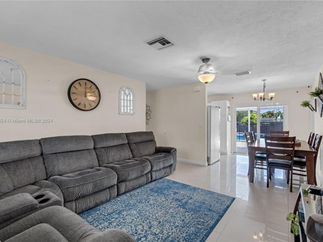 Home for sale at 1731 NW 10th Ave - photo 5373870