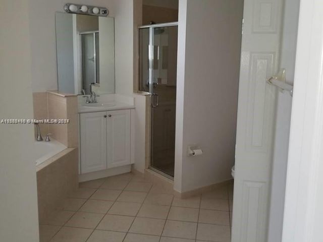 Home for rent at 215 NE 36th Avenue Rd - photo 5382200