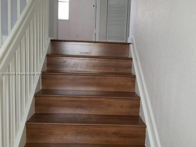 Home for rent at 215 NE 36th Avenue Rd - photo 5382201