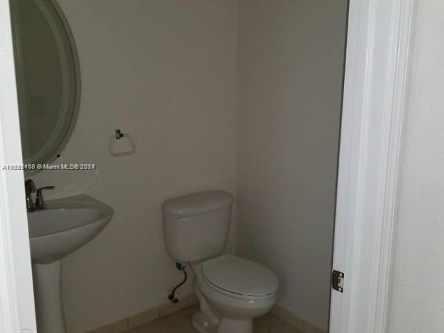 Home for rent at 215 NE 36th Avenue Rd - photo 5382202