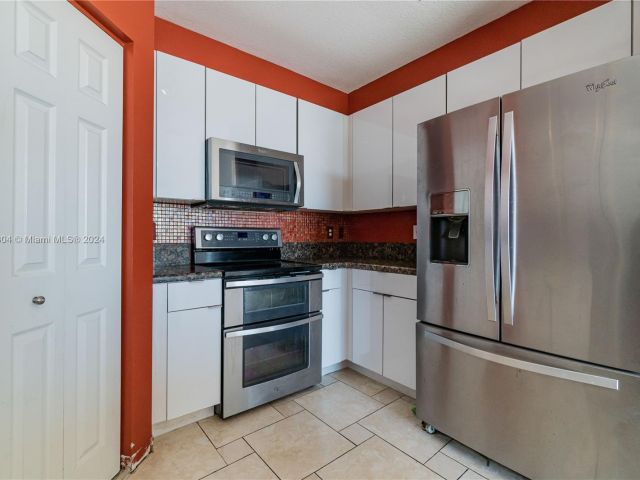 Home for rent at 6814 NW 107th Pl - photo 5375544