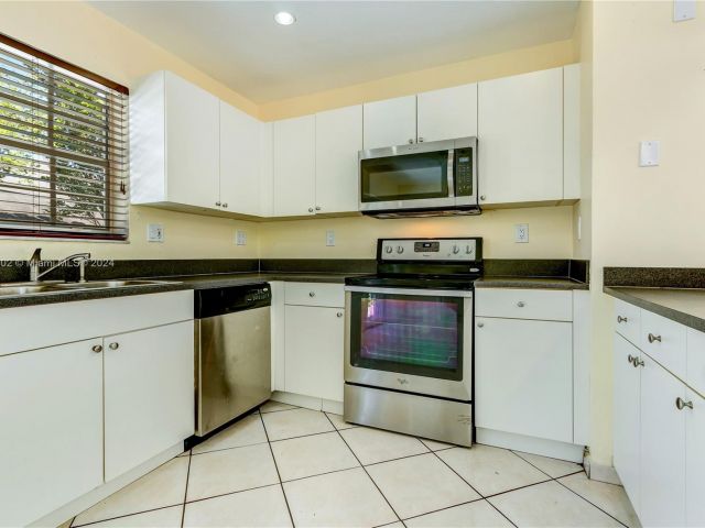 Home for rent at 5725 SW 107th Pl - - photo 5386037