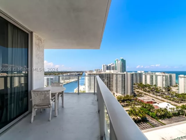 2-bedroom condo for rent in Hollywood - 4010 S Ocean Dr R1601 - MondialRealty