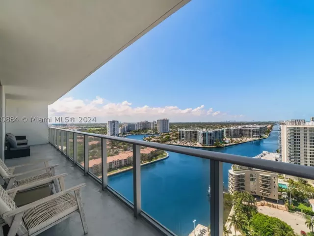 2-bedroom condo for rent in Hollywood - 4010 S Ocean Dr R1601 - MondialRealty