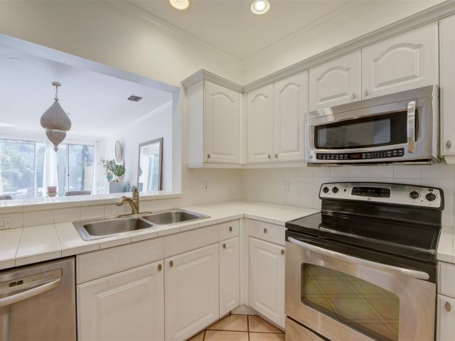 Home for sale at 519 SW 7th Ave 8 - photo 5406814