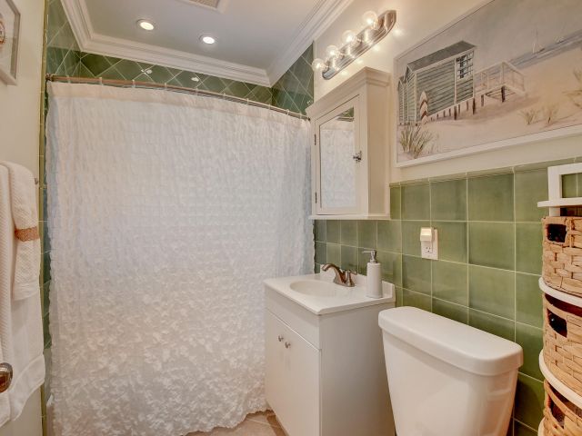 Home for rent at 228 NE 17th Street - photo 5382431