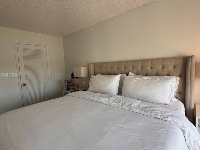 Home for rent at 2601 NE 10th St 2601 - photo 5391004