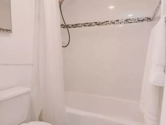 2-bedroom condo for rent in Hollywood - 4001 S Ocean Dr 3L - MondialRealty