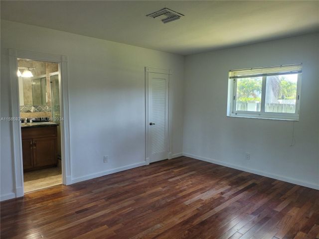 Home for rent at 5900 NE 15th Ave 0 - photo 5400192