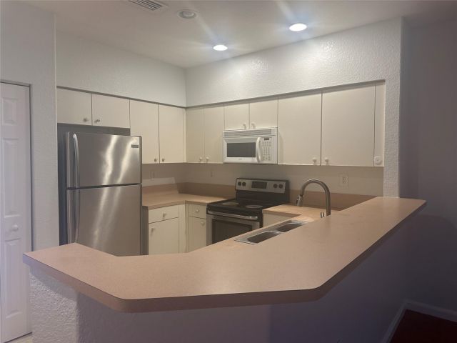 Home for rent at 8326 SW 29th St 102 - photo 5406515